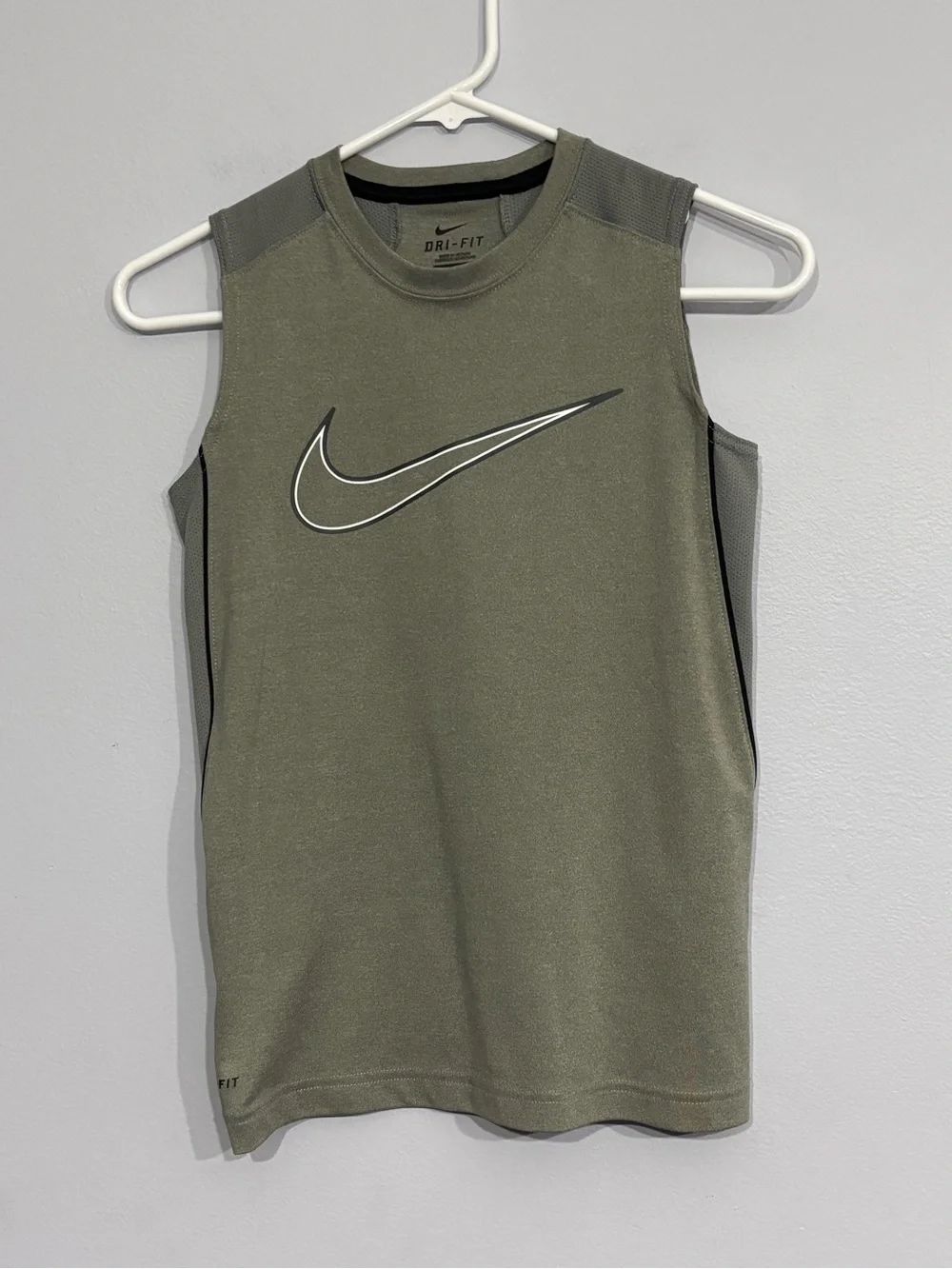 Nike Gray Sleeveless Athletic Tank Top with Swoosh Boys Small Kids Muscle Shirt